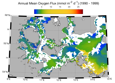 Sauerstofffluss ins Sediment [mmol m-2 d-1]. Saisonale Mittelwerte von 1991 bis 1999. Weiße Regionen, die kein Land sind, haben einen felsigen Meeresboden für den keine biogeochemischen Prozesse aktiviert sind (Quelle: Bronwyn Cahill, IOW)