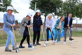At the ground-breaking (f. r.): IOW Director Oliver Zielinski, MV Science Minister Bettina Martin, IOW Head of Admin Beatrix Blabusch, Carmen-Alina Botezatu, Sara Paetrow, and Anne Breuer, all from the State Building and Real Estate Office.