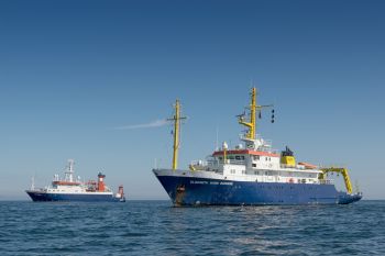 Die beiden Forschungsschiffe ELISABETH MANN BORGESE und ALKOR auf der Ostsee