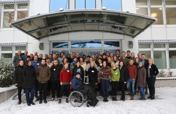 Gruppenfoto der Teilnehmenden der der Tagung des Verbundes „Küstenforschung Nordsee-Ostsee“ am 5./6.12.2023 im IOW (Foto: IOW / K. Beck)