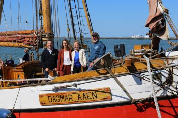 An Bord des Expeditionssegelschiffes "Dagmar Aaen" (v. l.): IOW-Direktor Oliver Zielinski, MV-Wissenschaftsministerin Bettina Martin, Bundesumweltministerin Steffi Lemke, Expeditionsleiter Arved Fuchs.