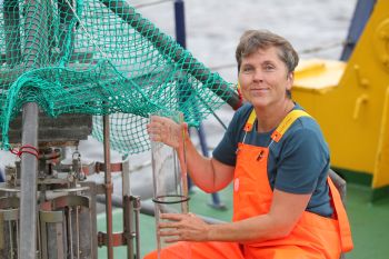 Maren Voß bei der Sediment-Probennahme auf See