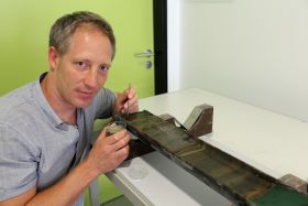 IOW-Wissenschaftler Jerome Kaiser mit Sedimentkern
