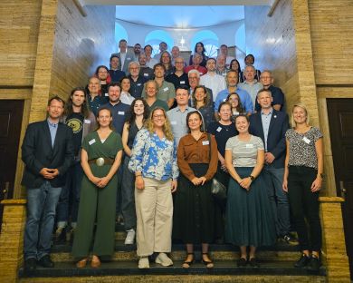 Group photo (on a staircase) of the researchers who participated in the kick-off meeting for the two research projects ISOLUME and ALANIS in Hamburg.