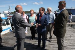 Halonen and Medwedew are being greeted by Ilppo Vuorinen on the island Seili, Finnland