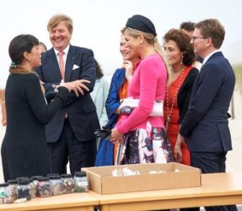 Das Niederländische Königspaar wird am Strand über Müll und vor allem Plastikfunde informiert.