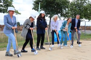 Beim ersten Spatenstich (v. r.): IOW-Direktor Oliver Zielinski, MV-Wissenschaftsministerin Bettina Martin, IOW-Verwaltungsleiterin Beatrix Blabusch, Carmen-Alina Botezatu, Sara Paetrow, Anne Breuer, alle Staatliches Bau- und Liegenschaftsamt