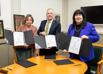 Heide Schulz-Vogt, stv. IOW-Direktorin, Matthew Hebb, Vizepräsident der Dalhousie University in Halifax, Kanada, sowie Elizabeth Prommer, Rektorin der Universität Rostock, unterzeichneten das Memorandum of Understanding.
