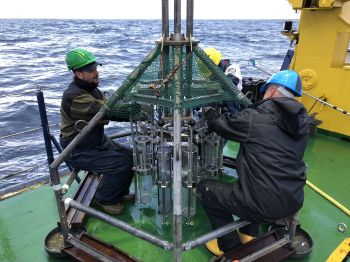 Überreste von menschlichen und Nutzvieh-Fäkalien in Ostsee-Sedimentkernen, deren Entnahme hier von den IOW-Forschern Sacha Plewe und Helge Arz vorbereitet wird, erlauben Rückschlüsse über die Bevölkerungs- und Abwasserentwicklung im Ostseeraum.