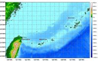 Karte Okinawatrog mit den Arbeitsgebieten Yonaguni Knoll IV, Hatoma Knoll und Izena Hole. Die Strecke zwischen Yonaguni Knoll IV und Hatoma Knoll kann FS Sonne in etwa 8 bewältigen, Izena Hole ist eine Tagesreise weit entfernt.
