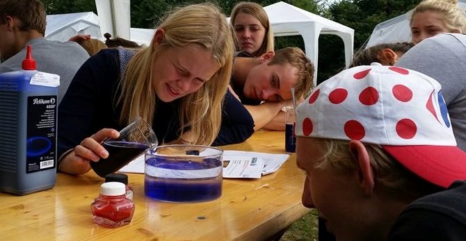 Workshop in Dänemark: Schüler experimentieren im Becherglas
