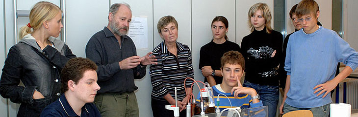 Dr. Günther Nausch erklärt einer Schülergruppe das Prinzip der Sauerstoffbestimmung.