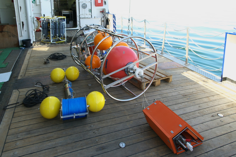 Geräte vor dem Auslegen an Bord des FS Alkor.