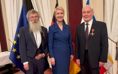 Awarding of the Federal Cross of Merit to Ulrich Bathmann, former director of the IOW (left), and Wolfgang Matthäus, former marine researcher from Warnemünde (right), with Mecklenburg-Vorpommern Minister President Manuela Schwesig (center) at the award ceremony for the Federal Cross of Merit.